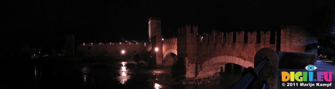 SX19475-79 Ponte de Castelvecchio at night, Verona, Italy